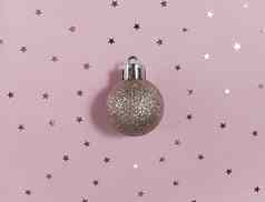 闪闪发光的圣诞节树球五彩纸屑星星粉红色的纸节日平躺