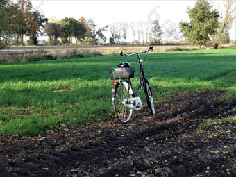 自行车污垢路草原