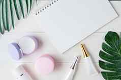 化妆品皮肤护理产品笔记本叶子表格