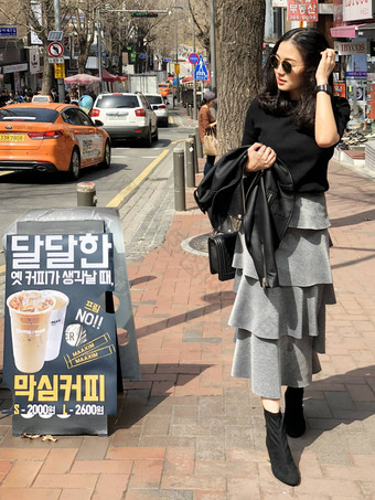 首尔南韩国3月年轻的美丽的女人shoppin