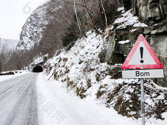 红色的路标志好隧道挪威snowcovered道路