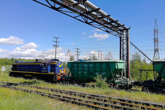 蓝色的柴油机车铁路西伯利亚泰加林