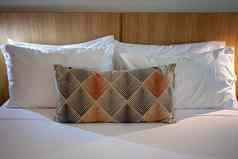 酒店床上堆放装饰枕头