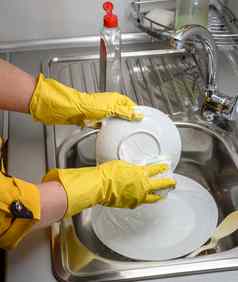女人手套洗菜手