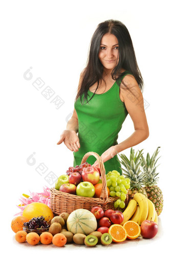 女人各种水果柳条篮子孤立的白色