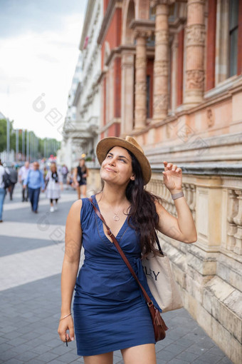 微笑女人蓝色的衣服乐观地多云的天空