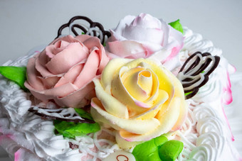 美丽的奶油玫瑰白色蛋糕