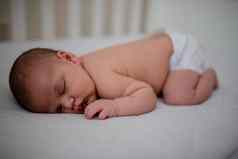 新生儿婴儿女孩睡觉脸白色摇篮