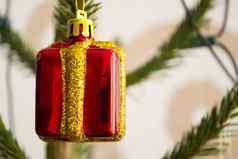 关闭红色的一年的礼物盒子玩具分支机构圣诞节树概念圣诞节礼物一年