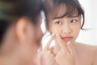 肖像美丽的年轻的亚洲女人镜子acn