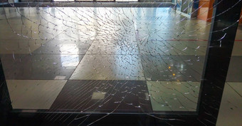 破碎的玻璃放破碎的玻璃窗口商店