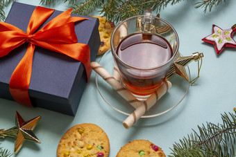 杯温暖的茶包围圣诞节饼干圣诞节玩具冷杉分支机构