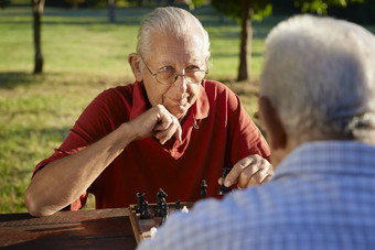 活跃的退休人<strong>高级</strong>但玩<strong>国际</strong>象棋公园