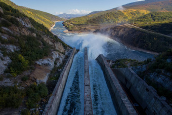 科累马河水力发电权力站马加丹州地区俄罗斯溢洪道大坝水力发电权力站巨大的流水流河背景高山