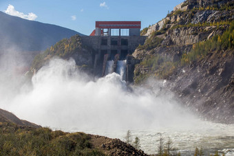 科累马河水力发电权力站马加丹州地区俄罗斯溢洪道大坝水力发电权力站巨大的流水流河背景高山