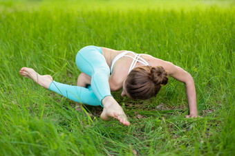 年轻的体育女孩实践瑜伽<strong>辞职</strong>绿色夏天森林瑜伽阿三的姿势冥想团结自然