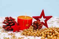 关闭装饰圣诞节红色的蜡烛孤立的圣诞节