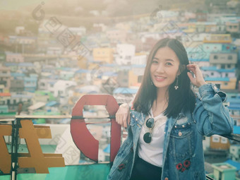 年轻的快乐女人旅游gamcheon文化村釜山