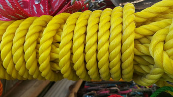 汉克斯线圈明亮的彩色的塑料绳子交织在一起