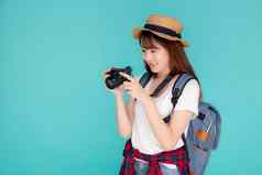 美丽的年轻的亚洲女人微笑旅程摄影师穿