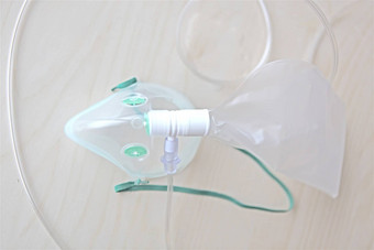 孤立的氧气医疗面具哮喘紧急病人医院清洁木表格