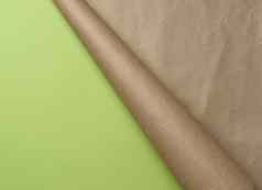 折叠角落里卷棕色（的）纸绿色背景