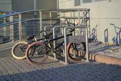 停车空间自行车自行车停车很多