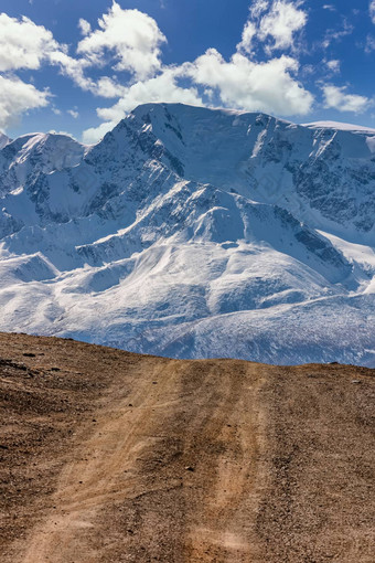 肖像大<strong>小景观</strong>高地路领先的雪山北chuyskiy山范围美丽的蓝色的多云的天空背景阿尔泰山西伯利亚俄罗斯