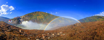 美丽的明亮的彩虹完整的大小背景秋天山小流彩虹水力发电溢洪道