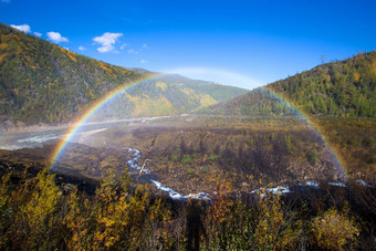 美丽的明亮的彩虹完整的大小背景秋天山小流彩虹水力发电溢洪道