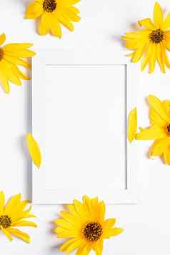 白色空图片框架模拟黄色的花