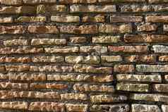 砖砌的古董砌筑饱经风霜的墙绑定解决方案可见
