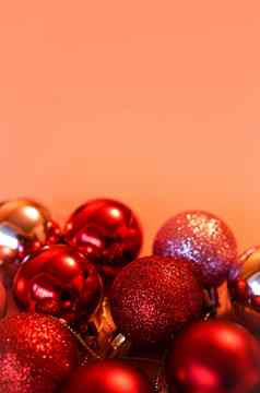 集合红色的圣诞节球粉红色的背景