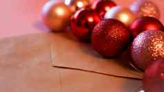 信封工艺纸圣诞节红色的粉红色的球粉红色的背景