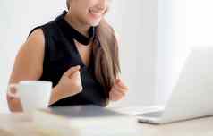 美丽的肖像亚洲年轻的女人微笑工作在线移动PC