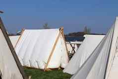 维京人帐篷使木布前面蓝色的天空