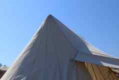 维京人帐篷使木布前面蓝色的天空