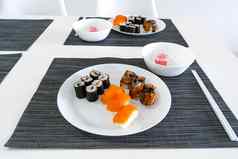 新鲜的寿司卷白色板寿司午餐