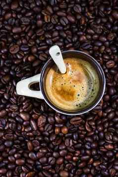 咖啡杯烤咖啡豆子红色的背景咖啡