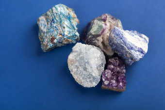 自然矿物质珍贵的石头经典蓝色的背景