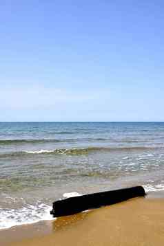 水晶清晰的水木日志沙子海滩塞浦路斯