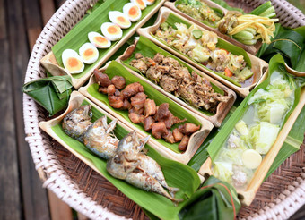 类型当地的泰国食物竹子管减少一半secon