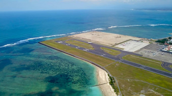 商业飞机出租车跑道登巴萨机场巴厘岛印尼<strong>无人机</strong>视图大飞机准备飞机飞机转跑道乘客飞机准备离开