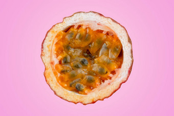 maracuja减少一半叶粉红色的背景<strong>激情</strong>水果黄色的水果汁种子