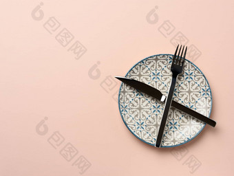 轮陶瓷板交叉刀叉米色背气