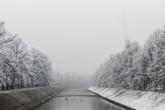 米尔杰卡河萨拉热窝冬天冬天萨拉热窝雾污染雪海岸