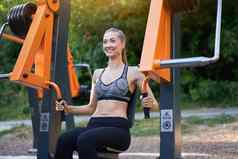 运动型女培训锻炼机户外健身房夏天公园