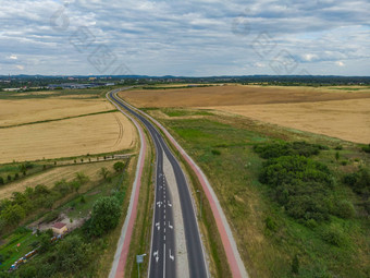 空中视图<strong>长高</strong>速公路黄色的小麦字段多云的一天