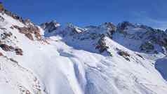 雪山山峰岩石视图无人机