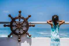 女孩观察海阳台房子海滩海盗船舵一边